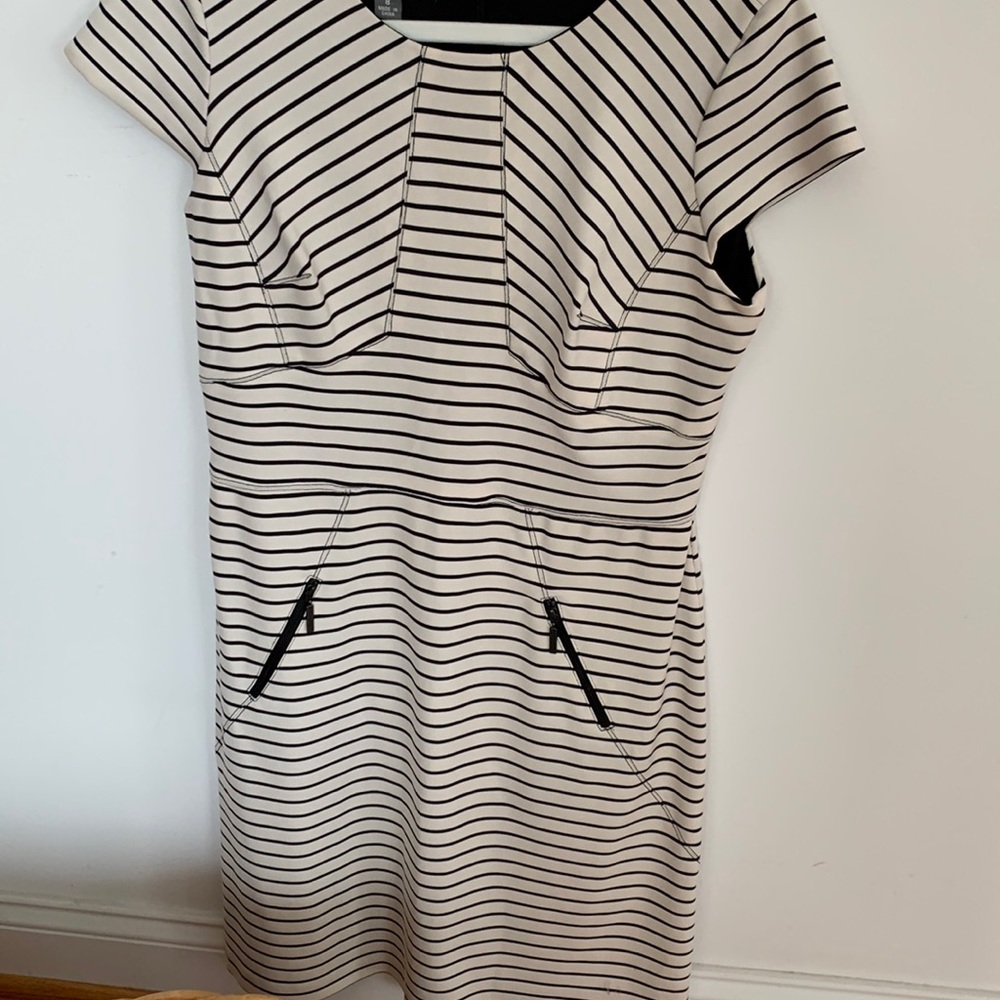 Knee length dress with cap sleeves size 8 Donna Rocco Ivory w/ black stripes